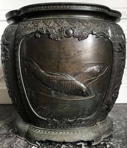 null JAPON Important cache-pot en bronze à patine verte ciselé d'un samouraï sur...