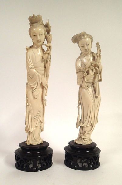 null JAPON Deux okimonos en ivoire sculpté de femmes portant des branchages. Socle...