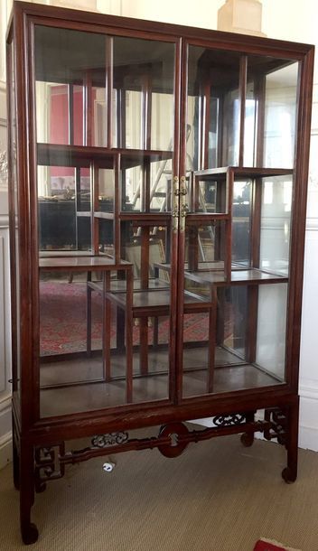 null VITRINE en bois de fer à cages de verre ouvrant par deux vantaux vitrés en façade,...