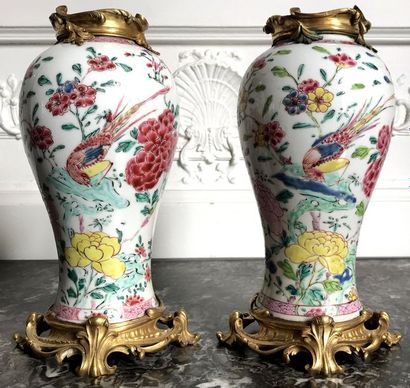 null CHINE Paire de vases balustre en porcelaine de la Famille Rose à décor émaillé...