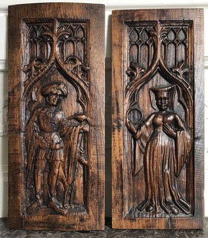 null PAIRE DE PANNEAUX en bois sculpté d'un couple de personnages à la mode Gothique...