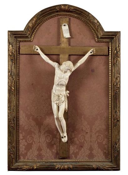 null TABLEAU CRUCIFIX avec grand Christ en ivoire sculpté. Christ mort à la tête...