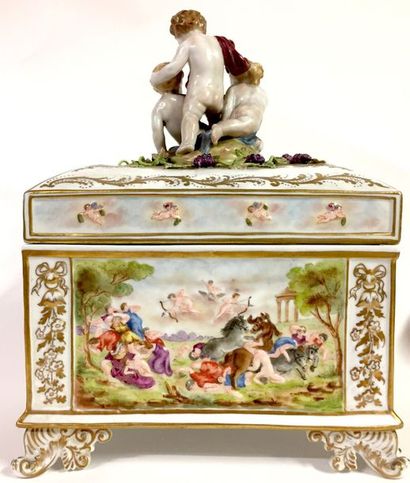 null CAPODIMONTE Grand coffret couvert en porcelaine polychrome émaillée à décor...