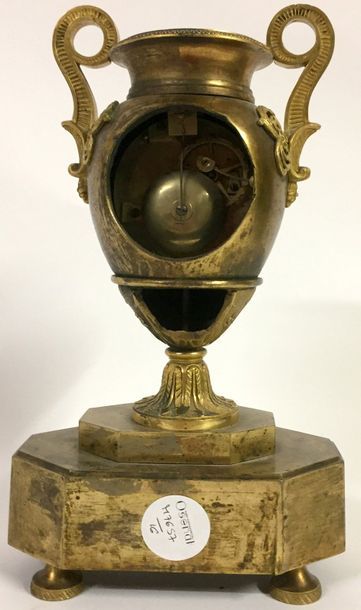 null PENDULE borne en bronze doré et ciselé en forme d'urne à l'Antique sur une base...