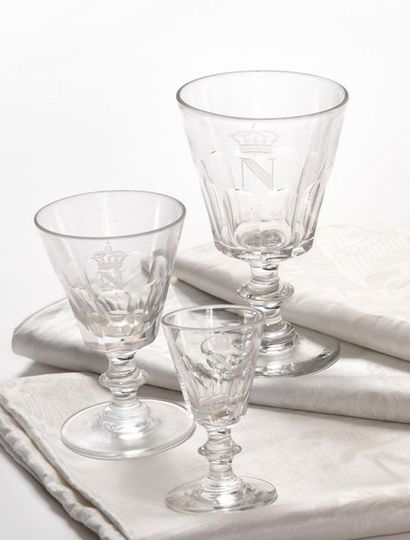 null SERVICE DE TABLE DE L’EMPEREUR NAPOLEON III Trois verres sur pied en cristal,...