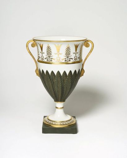 null PARIS Vase en porcelaine reposant sur un piédouche et une base carrée à décor...