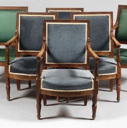 null Suite de cinq fauteuils en bois naturel mouluré et sculpté de palmettes, les...