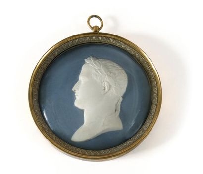 null « L’Empereur Napoléon Ier en buste » Médaillon en biscuit en demi ronde bosse,...