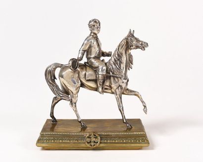 null « Le Prince impérial à cheval, saluant » Sujet équestre en bronze argenté, présenté...
