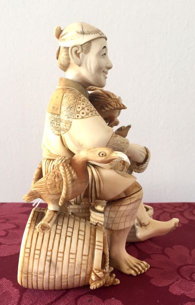 null JAPON-ECOLE DE KYOTO Statuette en ivoire sculpté représentant un pêcheur assis...