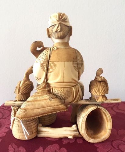 null JAPON-ECOLE DE KYOTO Statuette en ivoire sculpté représentant un pêcheur assis...