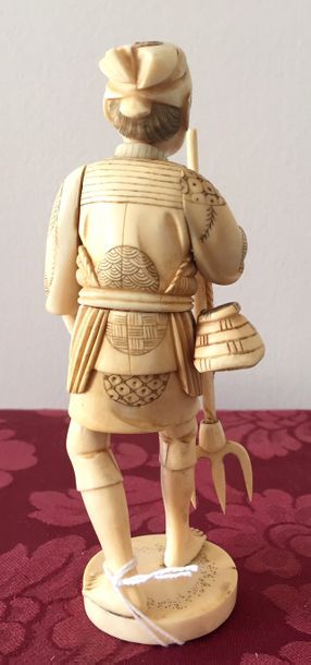 null JAPON-ECOLE DE KYOTO Sujet en ivoire représentant un paysan avec sa fourche....