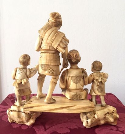 null JAPON-ECOLE DE KYOTO Groupe de quatre personnages en ivoire. Fin XIXème siècle...