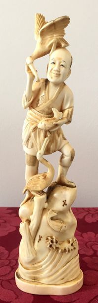 null JAPON Statuette en ivoire représentant un pêcheur sur un rocher. Début XXème...