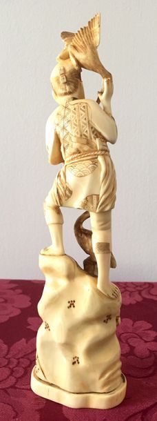 null JAPON Statuette en ivoire représentant un pêcheur sur un rocher. Début XXème...