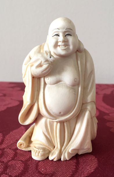 JAPON Bouddha tenant une souris en ivoire...