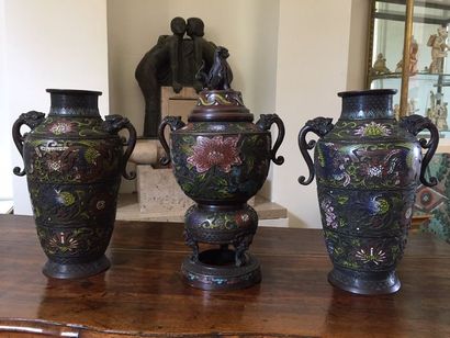 null JAPON Garniture d'autel en bronze cloisonné comprenant une paire de vases balustre...