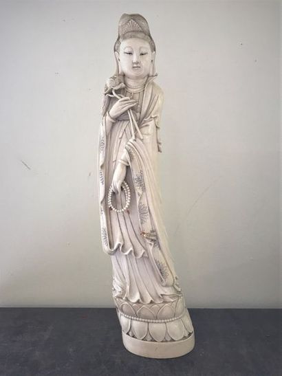 null CHINE Grande Statuette de Guanyin en ivoire, debout, tenant un rosaire et une...