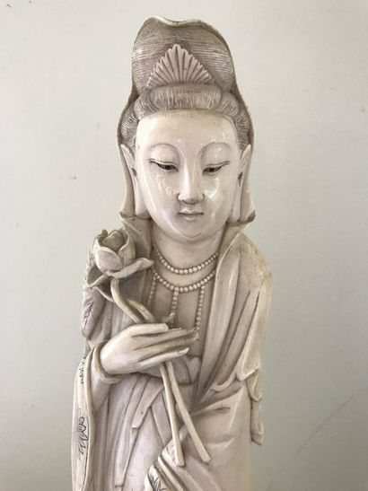 null CHINE Grande Statuette de Guanyin en ivoire, debout, tenant un rosaire et une...