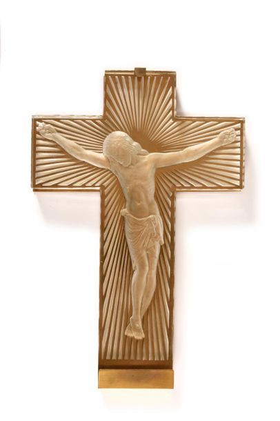 null René LALIQUE (1860-1945) Christ en croix Sujet en verre moulé pressé sur base...