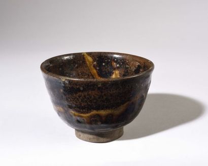 null JAPON, Fours de SETO : Bol à thé – Chawan – en grès de forme circulaire à léger...