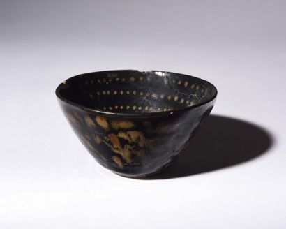 null JAPON, Fours de SETO : Bol à thé – Chawan- de forme circulaire en grès à couverte...