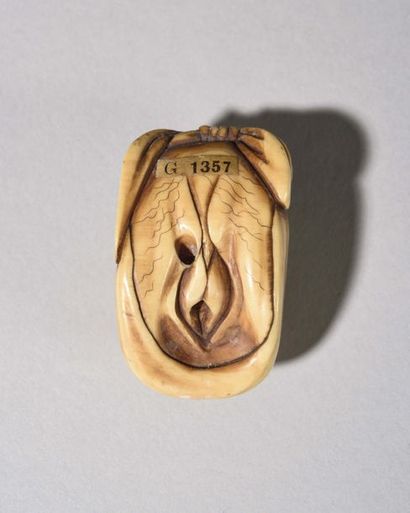 null JAPON : Beau et rare netsuké en ivoire sculpté représentant le visage d’une...