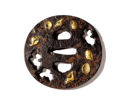null JAPON : Tsuba en fer incrusté de coquillages en bronze ciselé, doré. 18 ou 19ème...