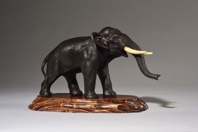 null JAPON : Okimono en bronze sculpté à patine brune représentant un éléphant en...