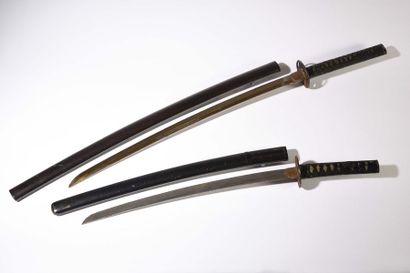 null JAPON : Deux sabres à lames acier , avec leurs fourreaux , la garde en galuchat...