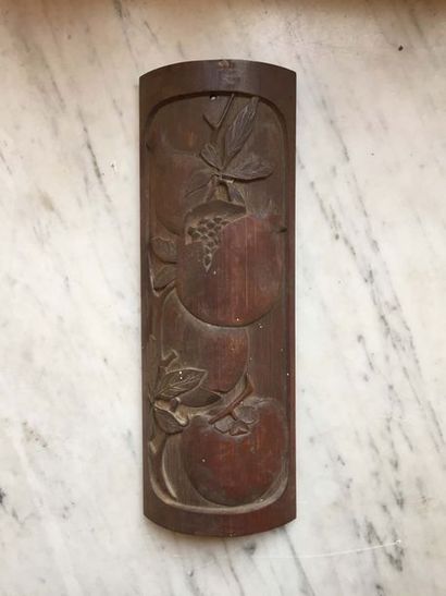 null CHINE : Plaquette de lettré concave en bois sculpté décorée en léger relief...