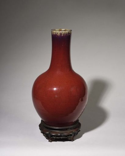 null CHINE Vase balustre en porcelaine à couverte monochrome "sang de boeuf". XIXème...