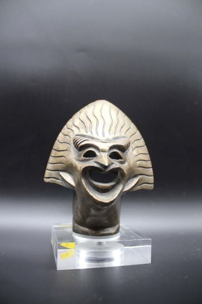  Le Masque 
Mascotte frappée Darel, déportée pour la pose d'un thermomètre. Bronze...
