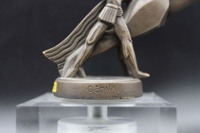 null Dresseurs Egyptiens

mascotte signée Géona. Bronze argenté. Montée sur un socle....
