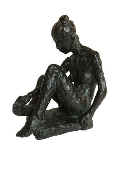 null Ecole moderne Femme assise Bronze patiné Epreuve d’artiste sur la terrasse Porte...