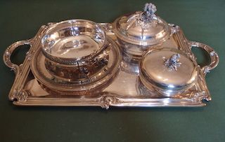 null Ensemble en argent comprenant : un légumier CARDEIHAC, un plat rond ODIOT et...