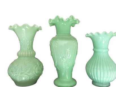 null ENSEMBLE de 19 vases en verre opalin vert à décor majoritairement floral. Haut....