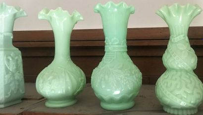 null ENSEMBLE de 19 vases en verre opalin vert à décor majoritairement floral. Haut....