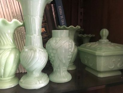 null ENSEMBLE de 23 petits vases, coupes, coquetiers et boite en verre opalin vert...