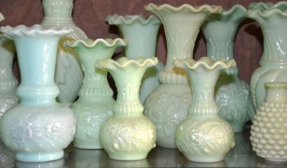 null ENSEMBLE de 20 petits vases en verre opalin vert à décor majoritairement floral....