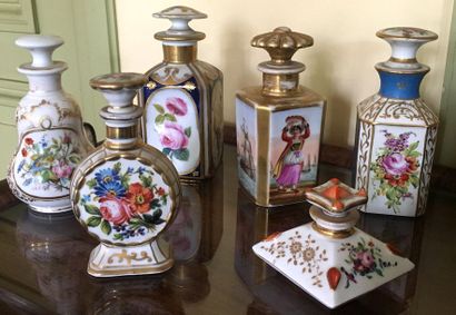 null ENSEMBLE de 5 flacons à parfum en porcelaine polychrome de Paris à décor de...