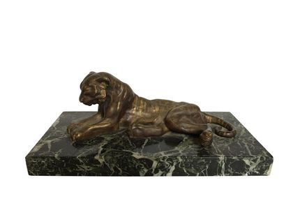 null EMMANUEL ANDRE BOURCARD (XXe) Tigre Bronze 25 x 9 cm