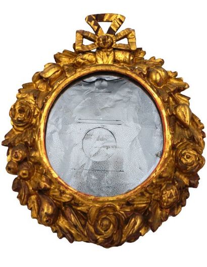 null Lot de deux petits miroirs ovales en bois doré à décor de rubans. 53 x 40 cm...