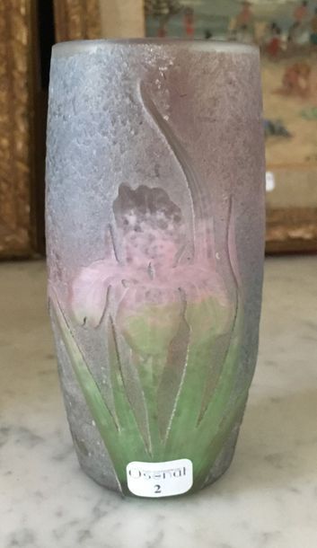 null DAUM, Nancy, France Petit vase en verre à décor gravé d’Iris en réserve sur...