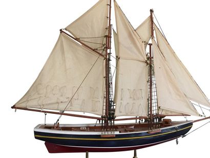 null Une maquette de bateau en bois. Haut. 80 cm - Larg. 60 cm