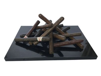 null GERARD LE ROUX (Né en 1942) Cigares Sculpture en bronze patiné fixée sur plaque...