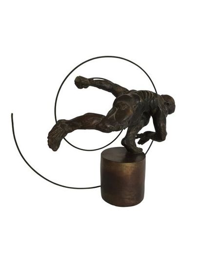 null LOUIS LUTZ (Né en 1940) Homme en mouvement Bronze patiné Signé sur la jambe...
