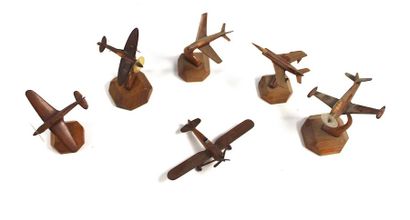 null Six petites maquettes en bois verni



Cinq maquettes sur socle : Spitfire 14...