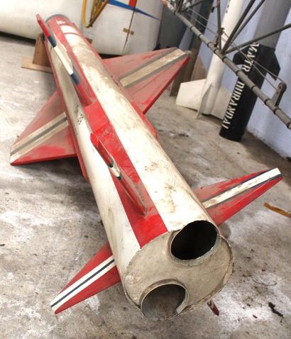  Maquette - MISSILE EXOCET 
 
Grande maquette en bois et métal d'un missile EXOCET...