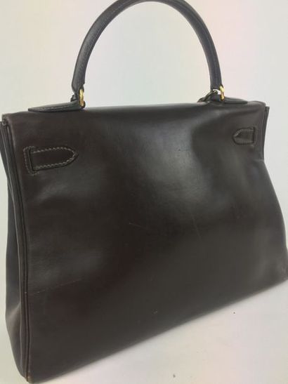 null HERMES PARIS - CIRCA 1973 Sac modèle Kelly, en box marron 32 cm (griffures)